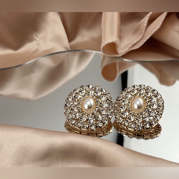 Vintage-Inspired Pearl & Crystal Clip-On Earrings - Picture 3 of 9